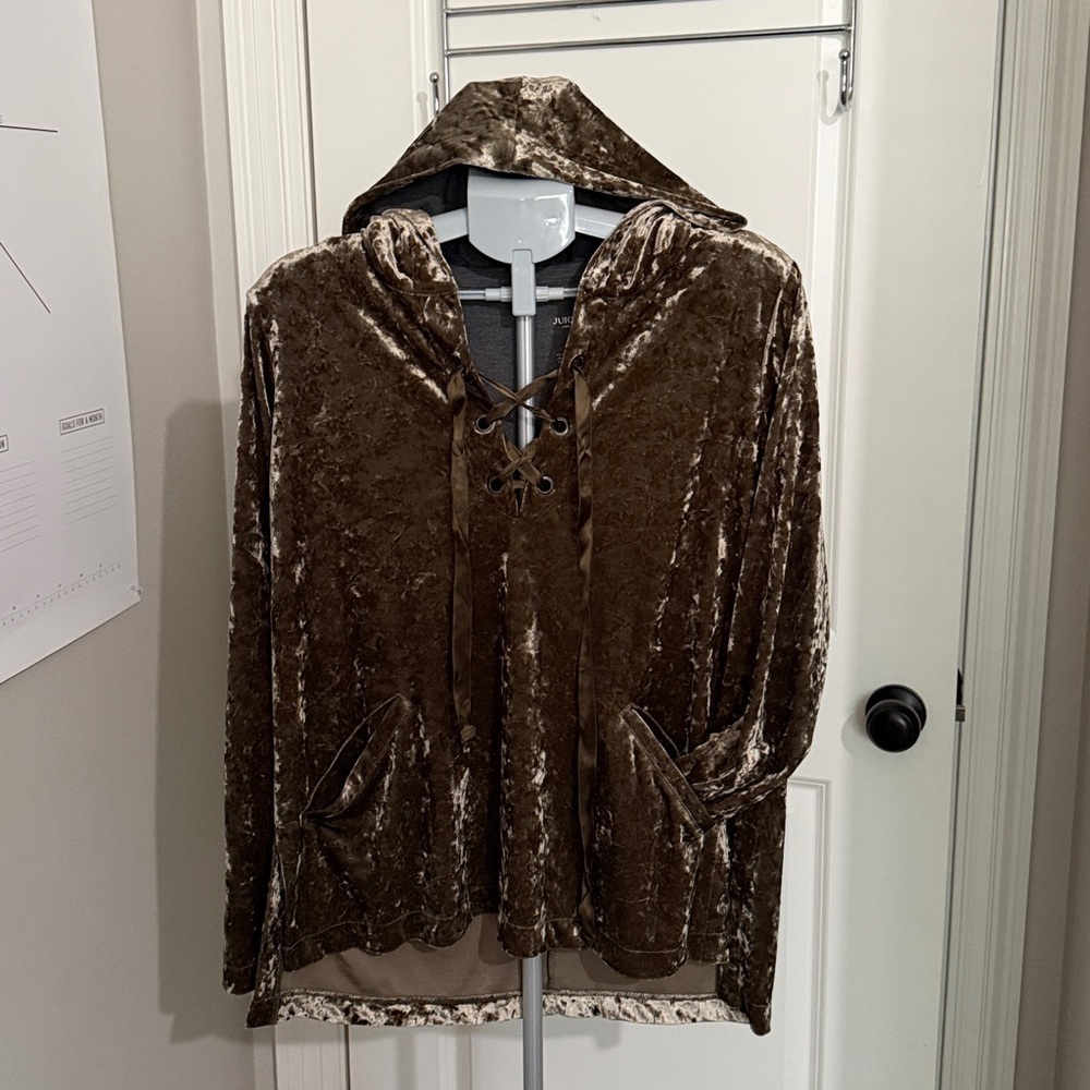 Soft velvet hoodie, never worn SZ MED NWOT